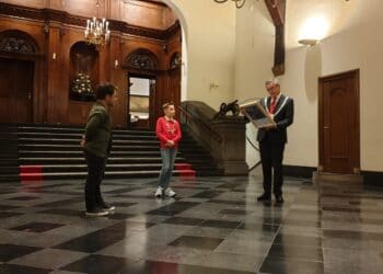 Roel van Velzen biedt Haarlem-lied aan burgemeester Wienen aan