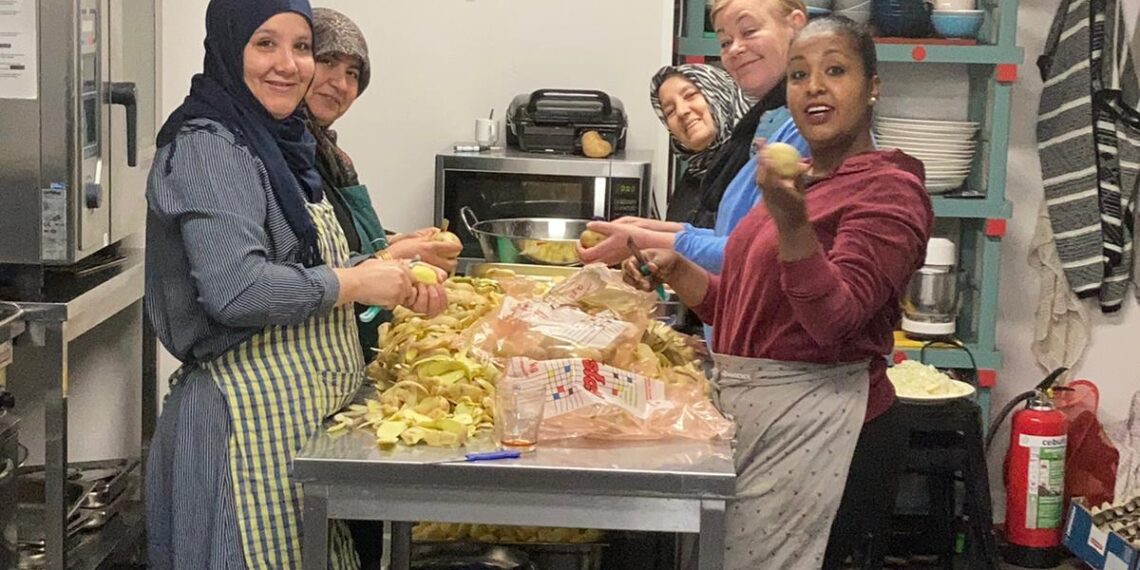 Migrantenvrouwen verzorgen meer dan 400 maaltijden per week voor bewoners Parkwijk