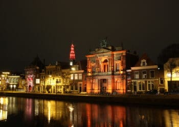 Haarlemse gebouwen Oranje verlicht