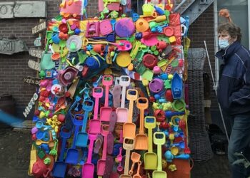 Kasteel van plastic tegen vervuiling in Zandvoort