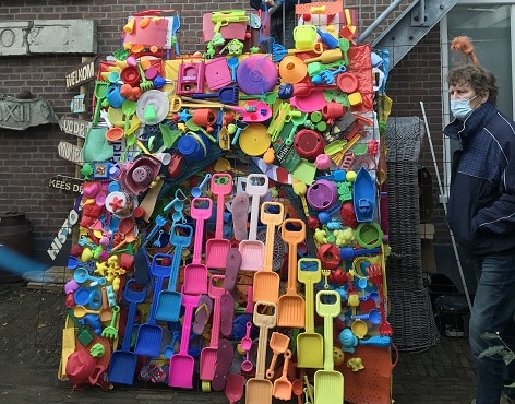 Kasteel van plastic tegen vervuiling in Zandvoort