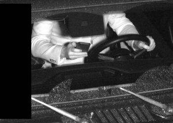 Flitsen op telefoongebruik achter het stuur ook in onze regio?