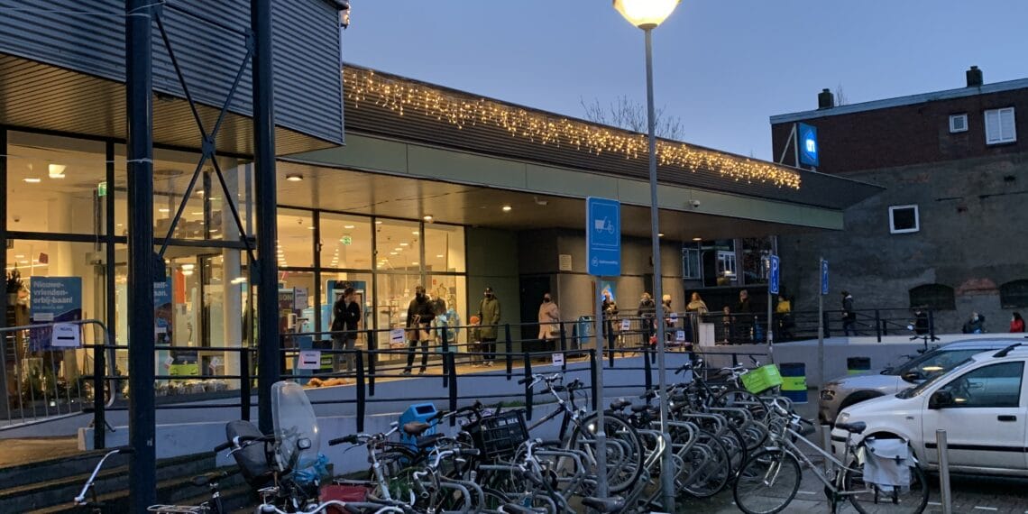 Rijen voor supermarkt groeien