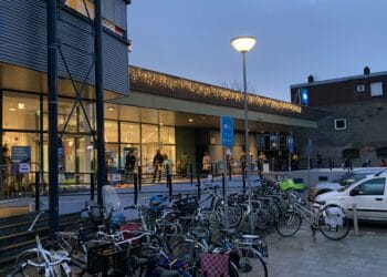 Rijen voor supermarkt groeien