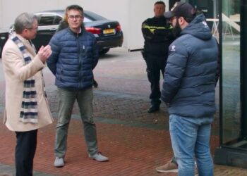 Jos Wienen praat met winkeliers en bewoners van Schalkwijk