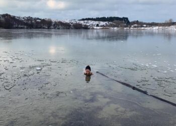 Jorieke Exler zwemt tussen de ijsschotsen