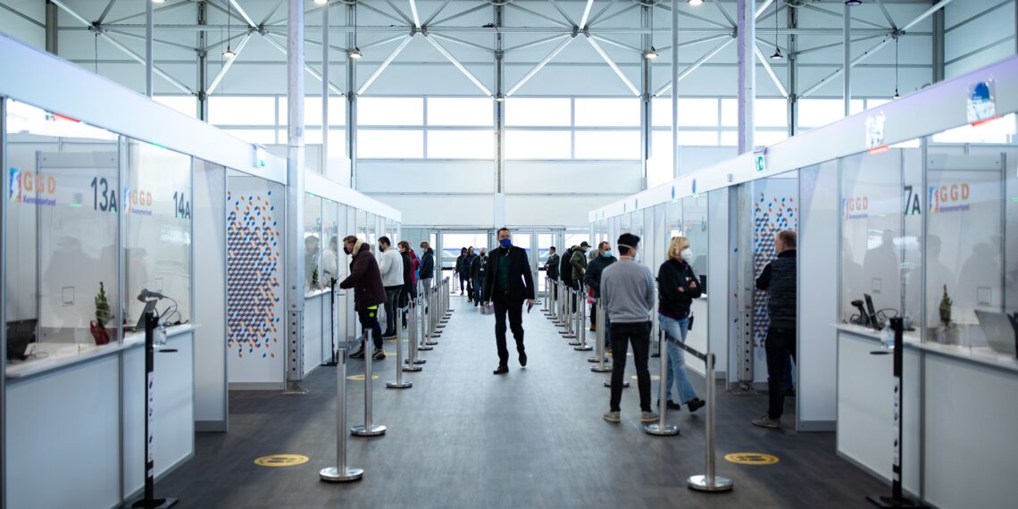 Test- en vaccinatielocatie Schiphol gesloten wegens storm