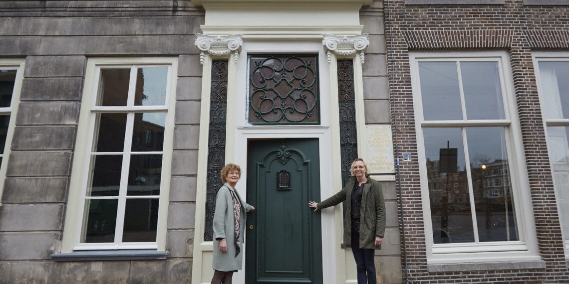 Monumentale deur Teylers Huis symbolisch geopend