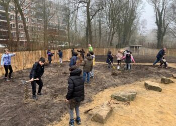 Kinderen planten hun eigen mini-bos bij De Molenwiek