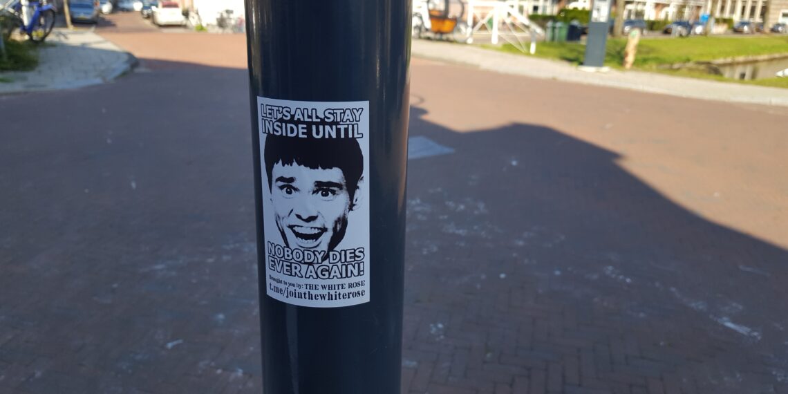 ‘Wappies’ plakken hun boodschap op Haarlemse prullenbakken, containers en lantaarnpalen