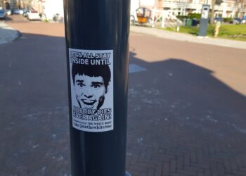 ‘Wappies’ plakken hun boodschap op Haarlemse prullenbakken, containers en lantaarnpalen