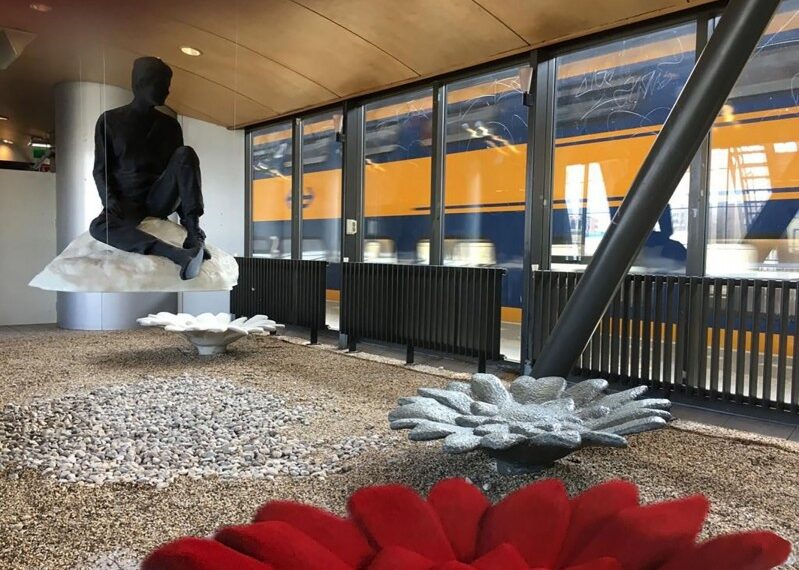 Kunst kijken terwijl je wacht op je trein in Haarlem