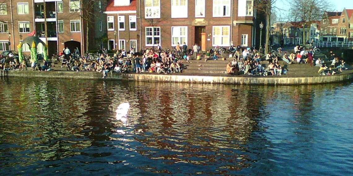 Haarlem zet extra stadsbeveiligers in ter controle van de coronaregels