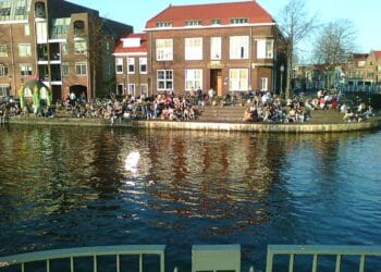 Haarlem zet extra stadsbeveiligers in ter controle van de coronaregels