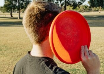 Jong en Frisbee! Sporten in de Hout als medicijn in crisistijd