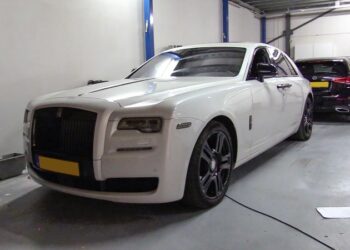 Beslag op zeer luxe personenauto’s en administratie in omvangrijke witwaszaak