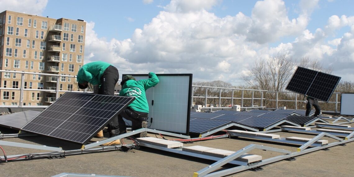 Plaatsen van zonnepanelen op het Mendelcollege in volle gang