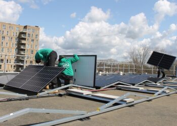 Plaatsen van zonnepanelen op het Mendelcollege in volle gang
