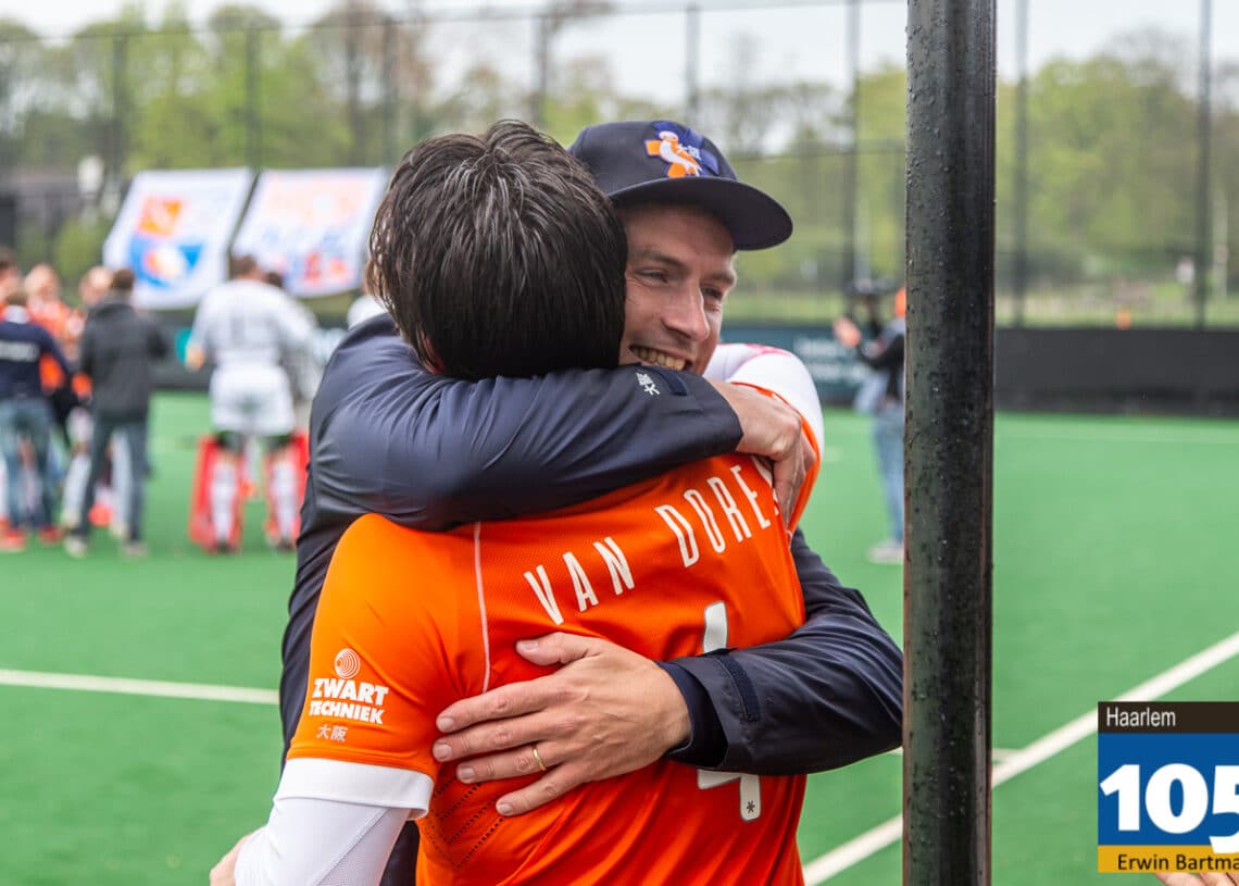 HC Bloemendaal prolongeert landstitel in knallende wedstrijd op het Kopje