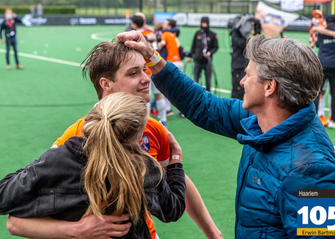 HC Bloemendaal prolongeert landstitel in knallende wedstrijd op het Kopje