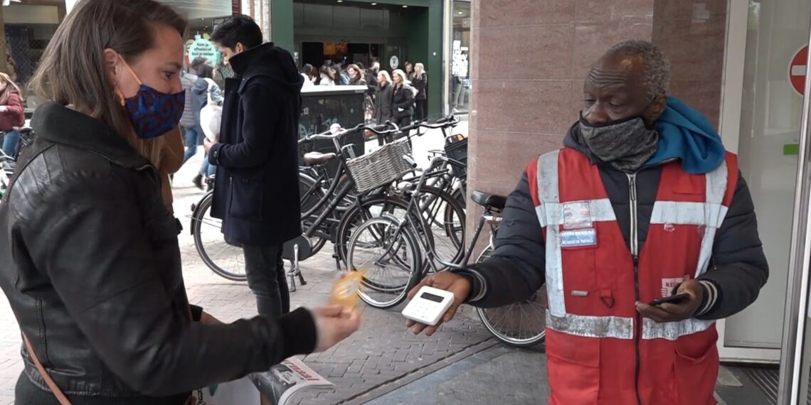 Zwaar coronajaar voor verkopers daklozenkrant: “Problemen met huur betalen”