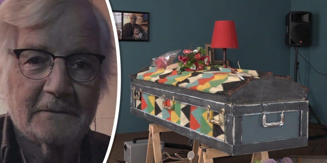 Overleden kunstenaar zelf in grafkist bij afscheidstentoonstelling