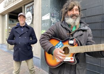 Dakloze straatmuzikant geeft optreden in DeLaMar Theater: “Misschien word ik beroemd”