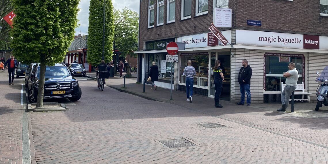Verwarde man zwaait met zwaard en overvalt bakker