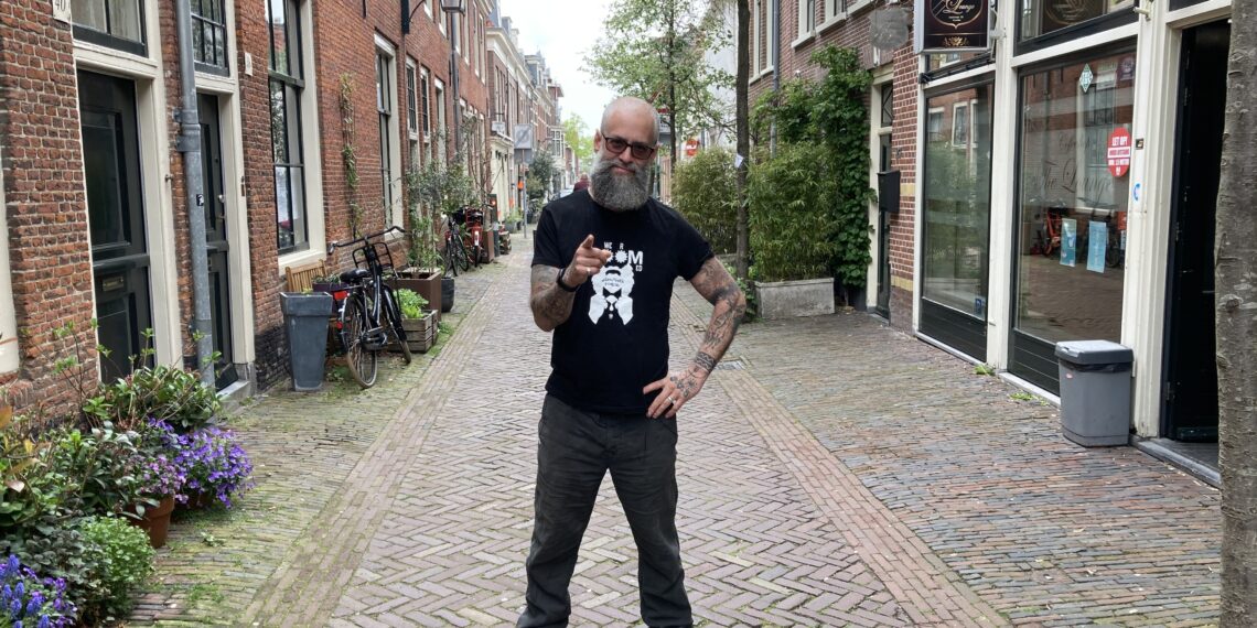 Joshua Baumgarten roept zichzelf uit tot stadsdichter van Haarlem