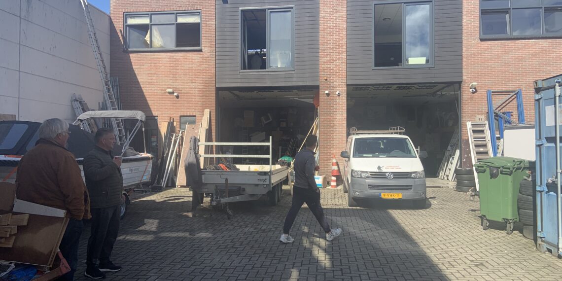 Ondernemers geschrokken door grote brand Waarderpolder: “Ik zag vuurballen”