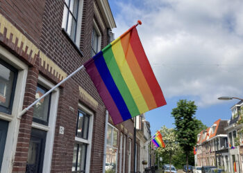 Steunbetuiging in Leidsebuurt na vernieling regenboogvlag: “Dit voelt heel fijn”