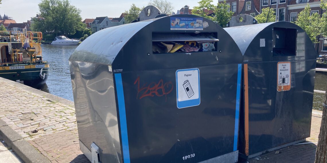 Haarlem wacht met afvalbakken op historische gracht tot uitspraak over bezwaren