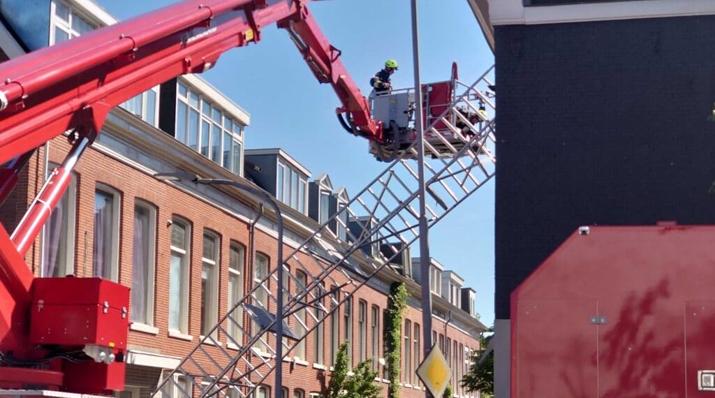 Steiger valt dwars over smalle straat in Haarlem