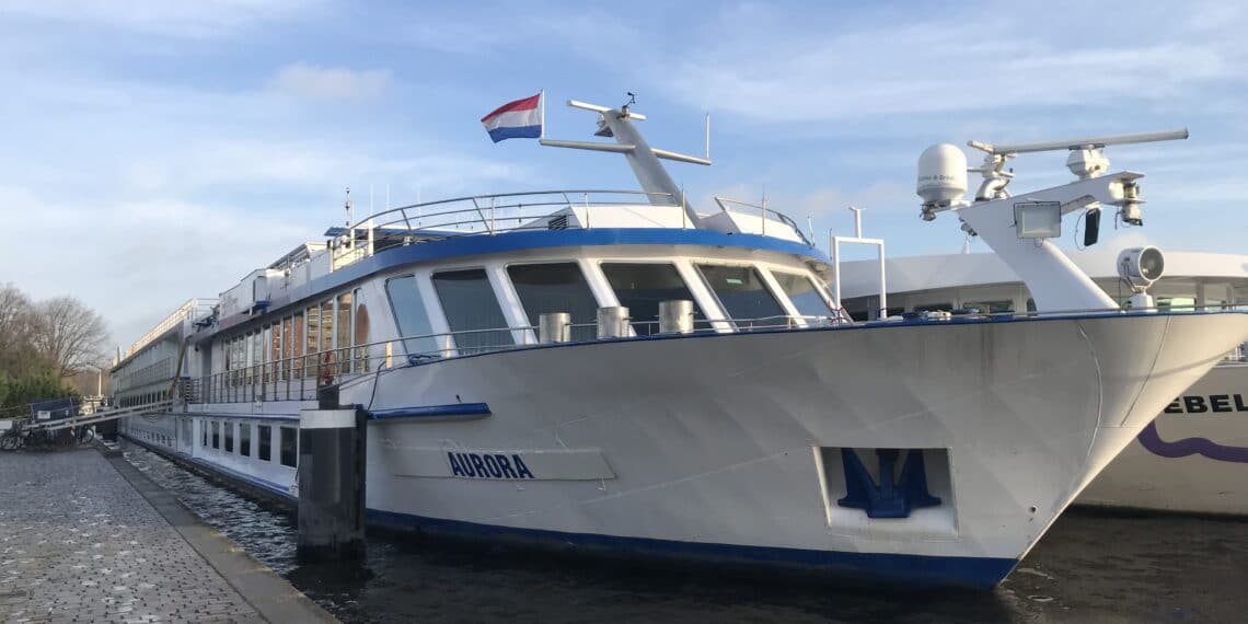 Daklozenboot Aurora langer ‘in de vaart’ en verhuist naar andere plek