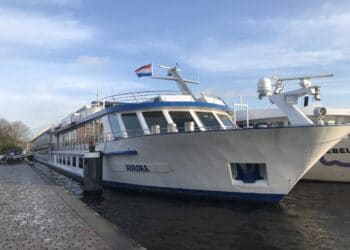 Daklozenboot Aurora langer ‘in de vaart’ en verhuist naar andere plek