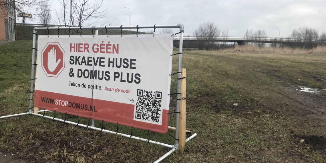 Protestbord bij Robertus Nurksweg