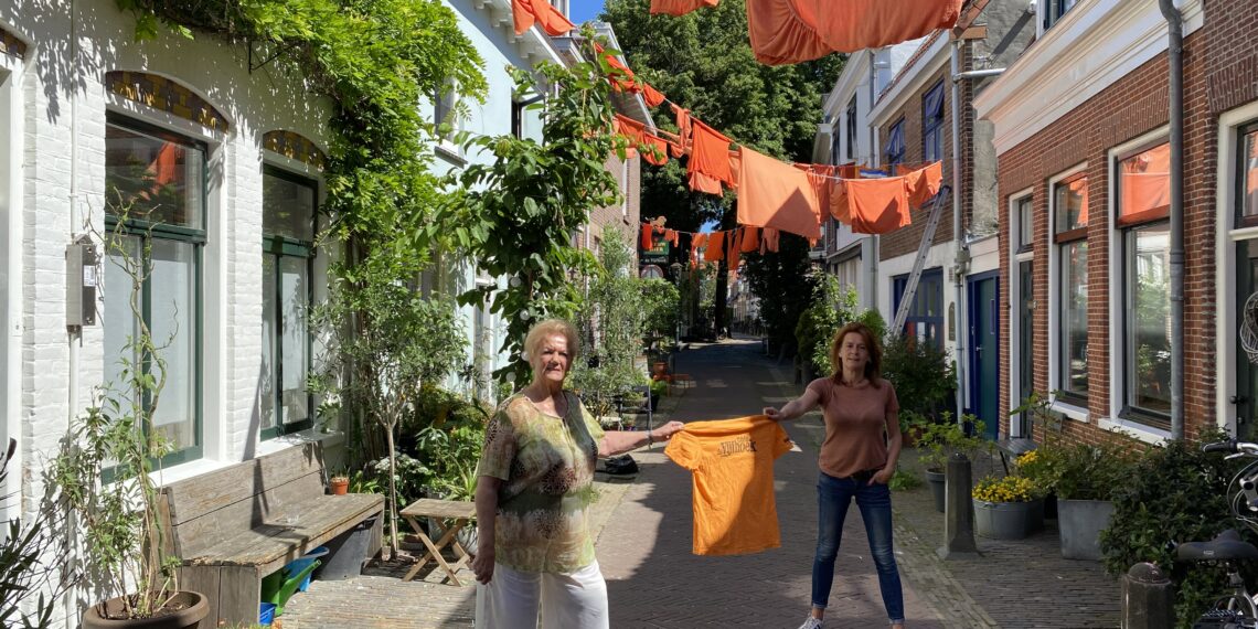 Niet de vuile maar de oranje was is buiten gehangen: ”Er hangen zelfs twee bh’s bij”