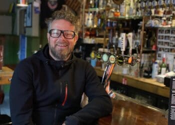 Kroegen staan voor de vraag: open met negatieve testen of op anderhalve meter?