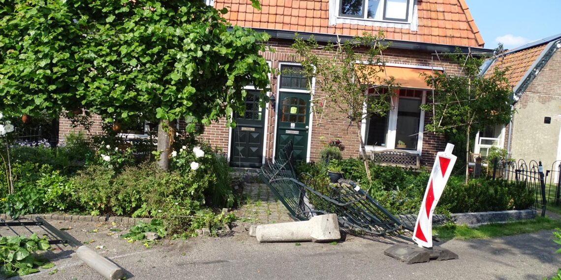 Tuinen Bennebroek voor de zoveelste keer geramd door vrachtwagen