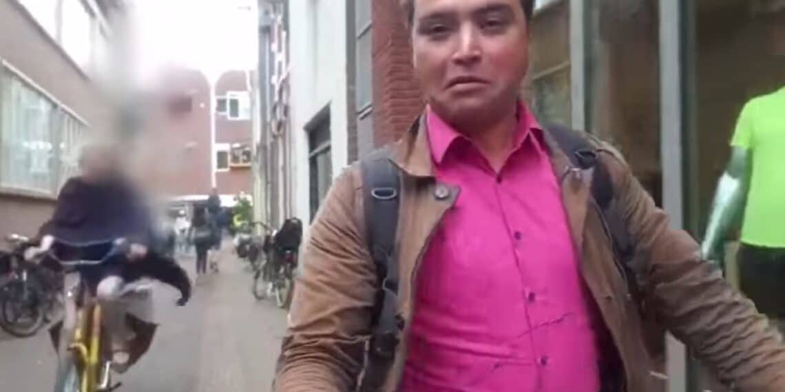 Vrouw fietst raadslid van zijn sokken terwijl hij vlogt over fietsoverlast in centrum
