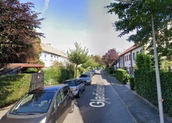 Voordeur met explosief opgeblazen in Bennebroek