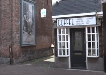 Hek beschermt steegbewoners tegen gevulde condooms en coke in de vensterbank