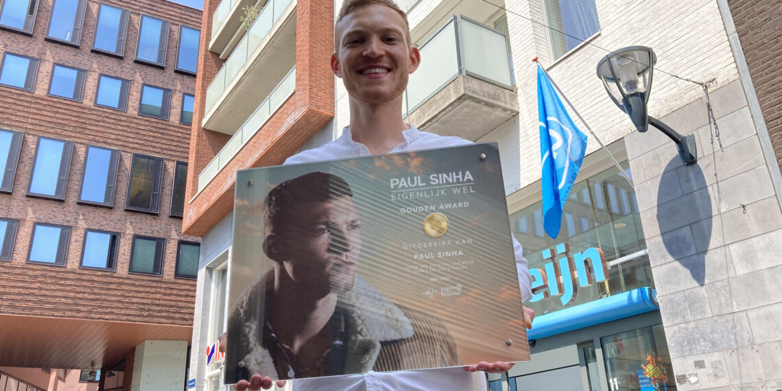Haarlemse zanger Paul Sinha ontvangt Gouden Award voor single ‘Eigenlijk Wel’