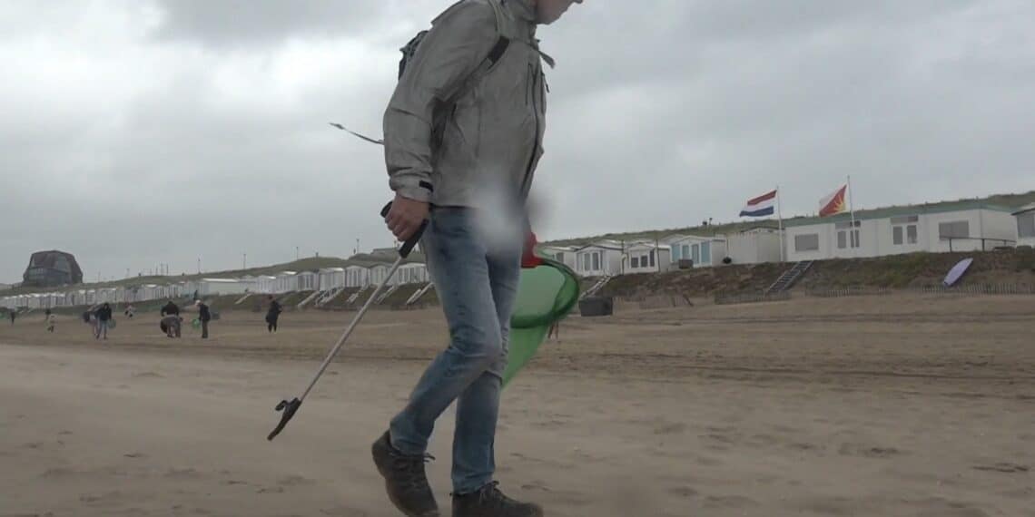 Beach Cleanup Tour ‘meets’ Strandzesdaagse tussen Bloemendaal en Zandvoort