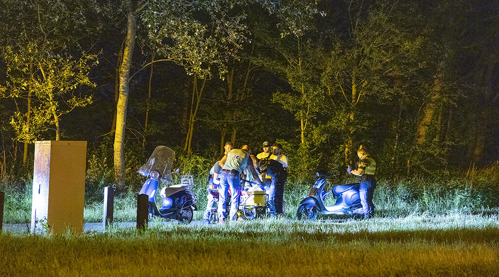 Twee jonge vrouwen gewond naar ziekenhuis na scooterongeluk op Zeeweg