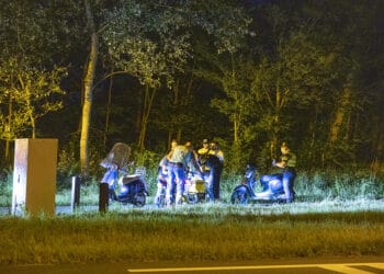 Twee jonge vrouwen gewond naar ziekenhuis na scooterongeluk op Zeeweg