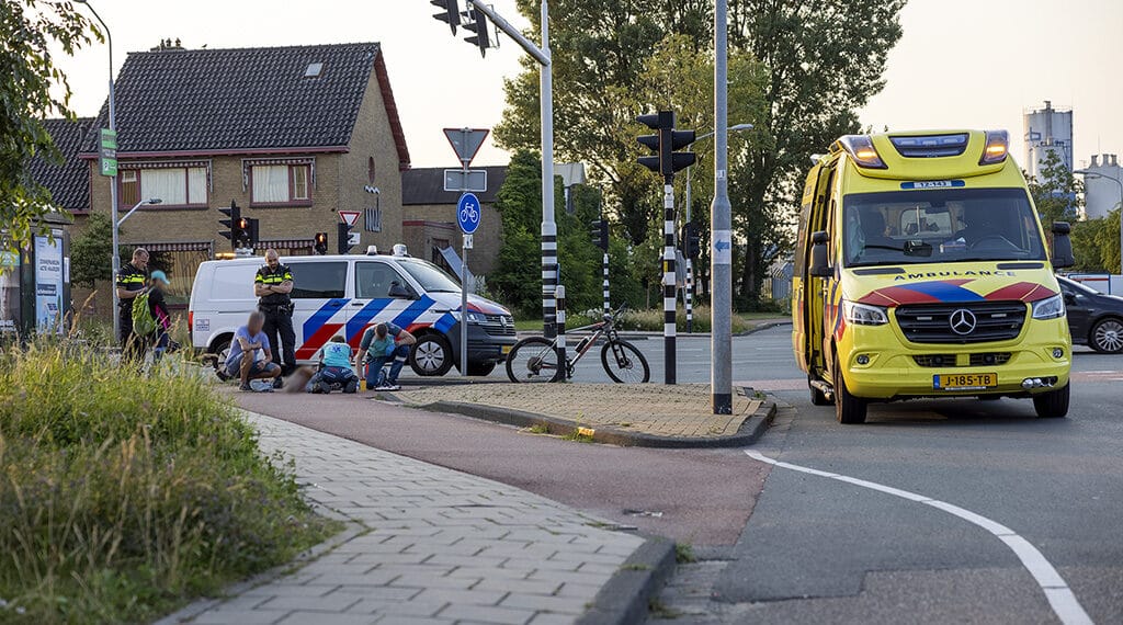 Gewonde bij botsing tussen fietsers op kruising Jan van Krimpenweg en Oudeweg