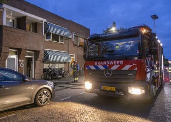 Eén gewonde naar ziekenhuis na woningbrand in Karel van Manderstraat