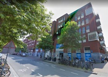 Winkeldief met ploertendoder spuugt naar agenten