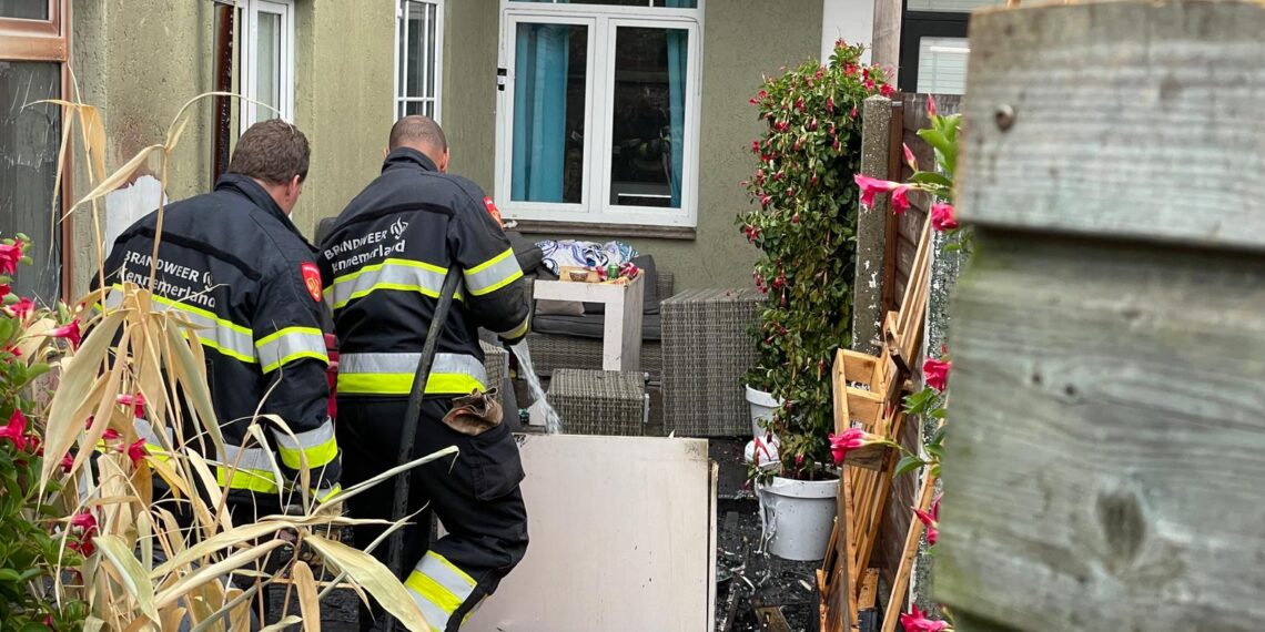 Haarlemmer steekt pallets in brand in achtertuin en wordt aangehouden